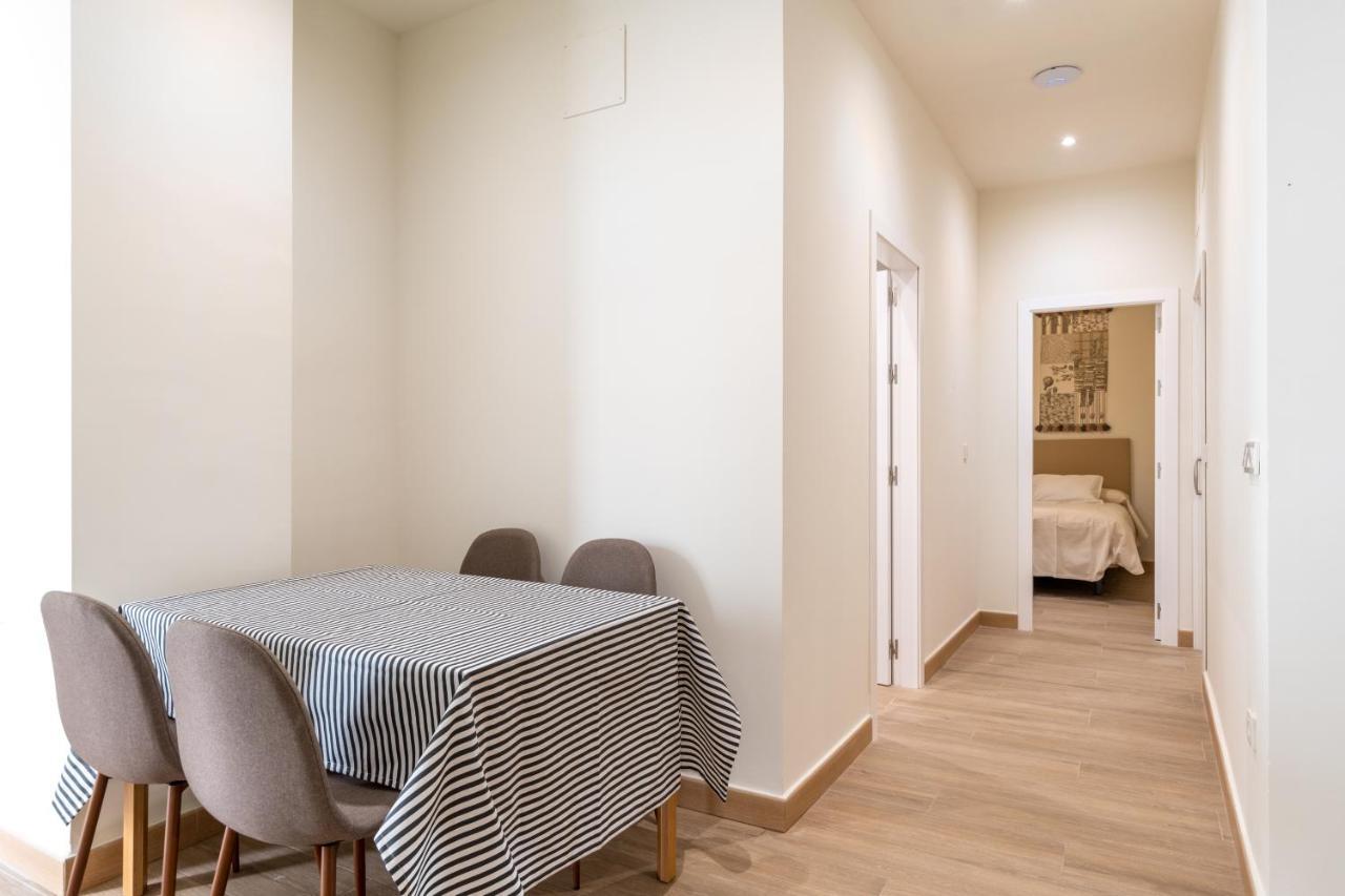 Apartamentos Cervantes 17 Севиля Екстериор снимка