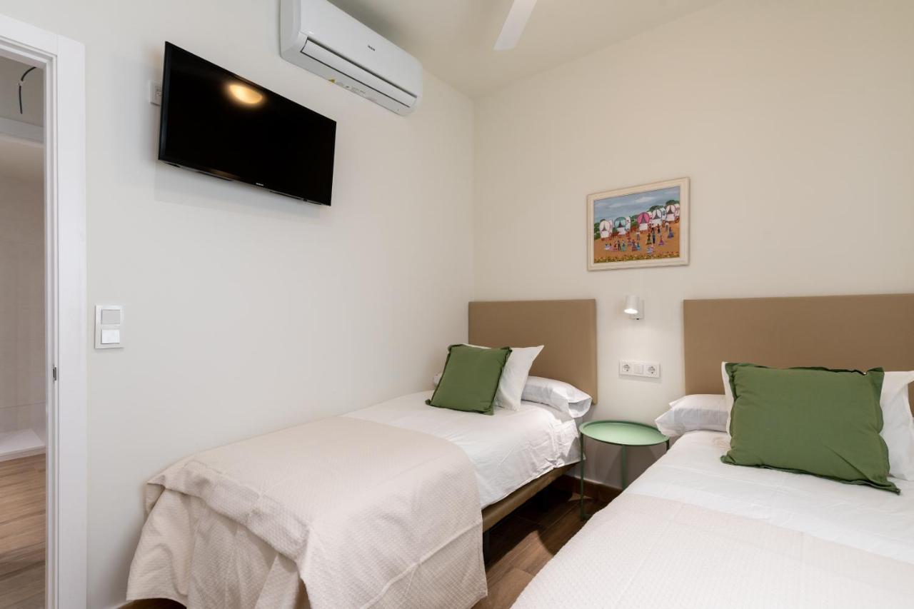 Apartamentos Cervantes 17 Севиля Екстериор снимка